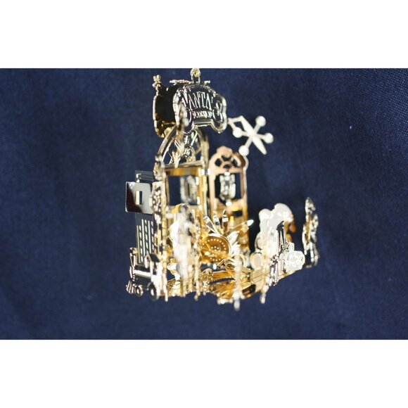 Danbury Mint 2006 Gold-Plated "Santas Workshop" Christmas Ornament - Picture 4 of 6